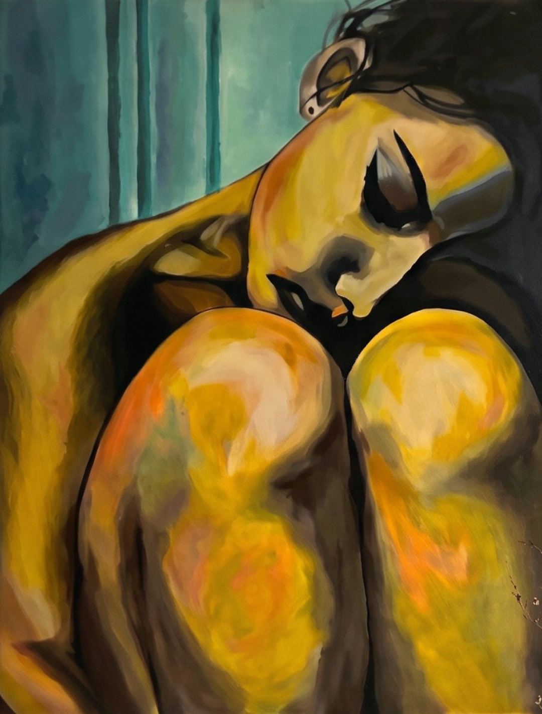 Femme recroquevillée, tons ocre sur fond bleu-vert